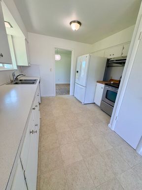 Building Photo - 5 Bed/1.5 Bath Beacon Hill Home with Gorgeous Views!