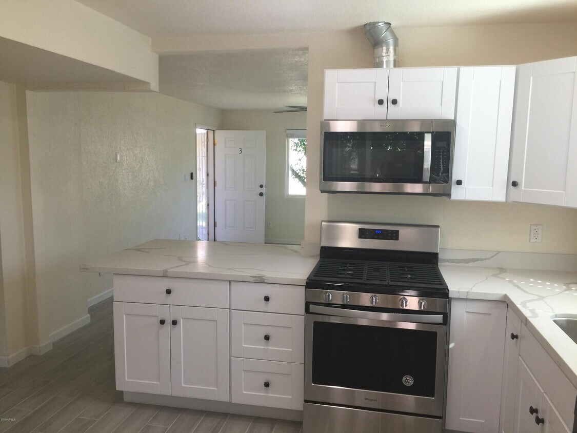 Primary Photo - 909 E Tuckey Ln