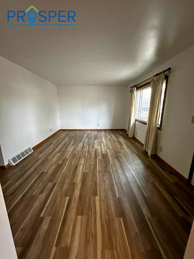 Building Photo - Convenient Living in the Heart of Eau Claire