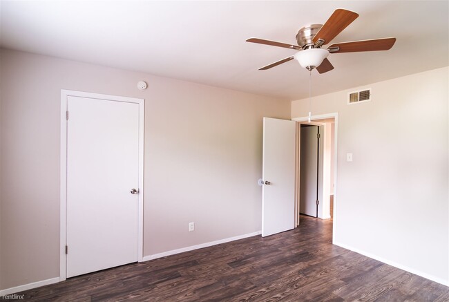 Building Photo - 2 br, 1 bath  - SOL Apartments