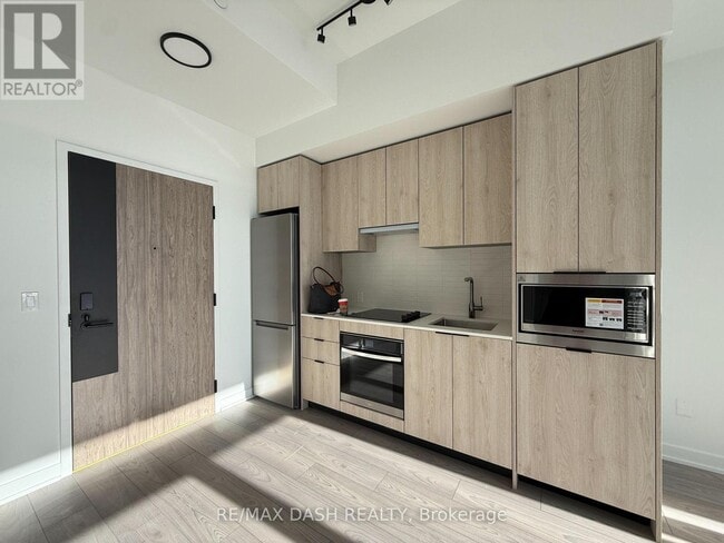 Building Photo - 1007 The Queensway