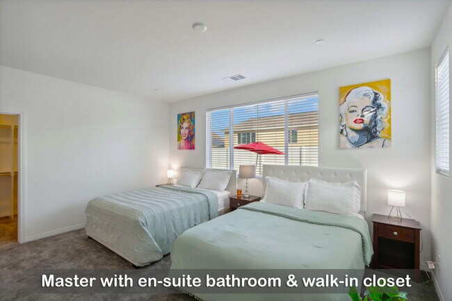 Dormitorio principal con baño privado y un amplio vestidor. - 30153 Truckee Cir
