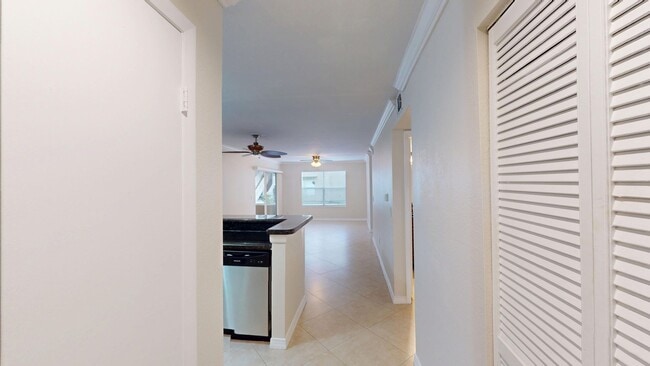 Building Photo - 2Bd/ 2Ba Condo in Premier Delray Beach Location **Optional Private Storage Garage**