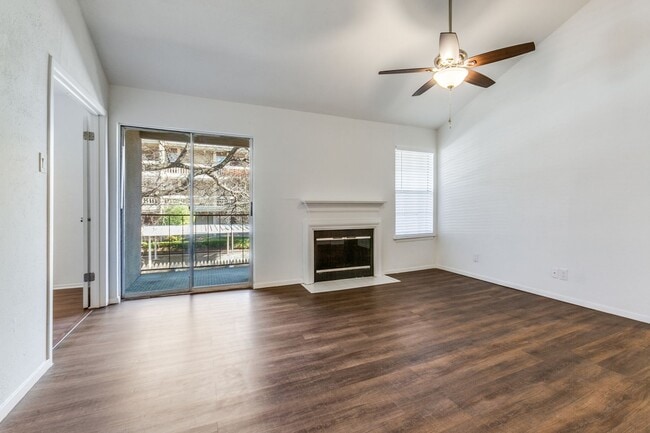 Foto del edificio - Lock and go GATED COMMUNITY near the night life in Addison. 2br/1ba Condo!