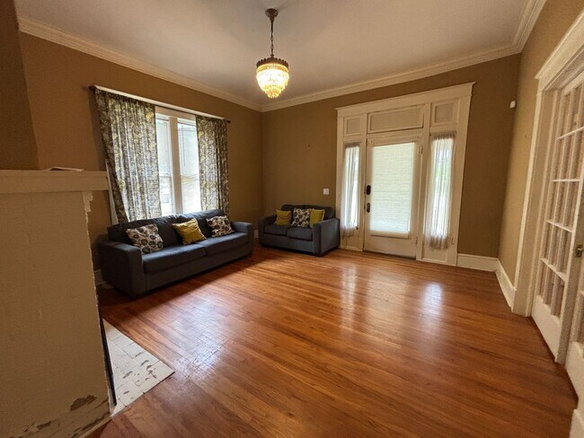 Building Photo - 1/2 OFF FIRST MONTH'S RENT - CHARMING HIGH...