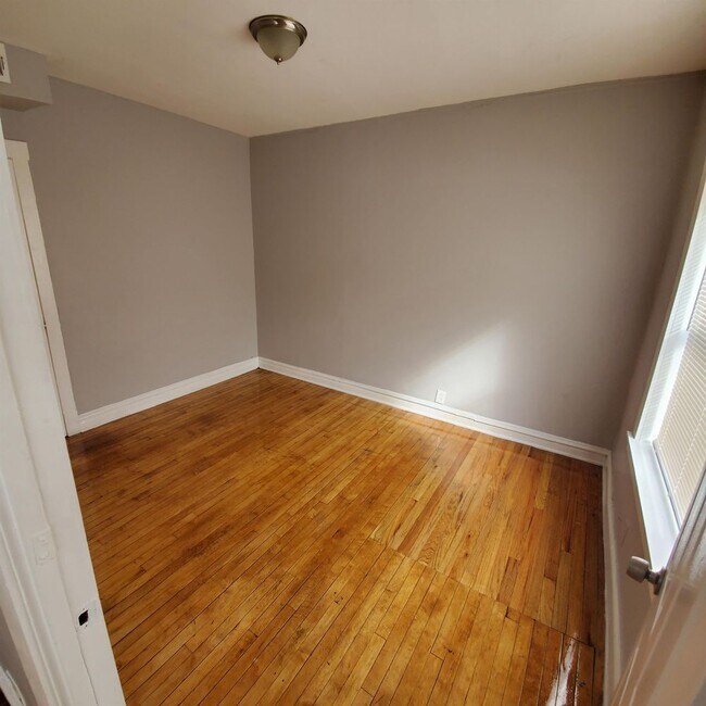 Building Photo - 439 East 111th Place - 3W