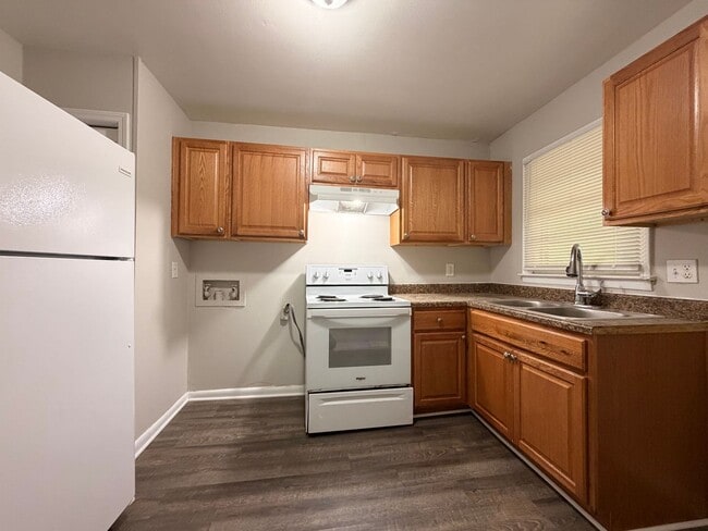 Building Photo - 1073-1075 Wisteria Dr SW
