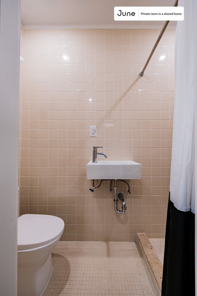 Foto del edificio - Room in Shared 4 bed/4 bath home