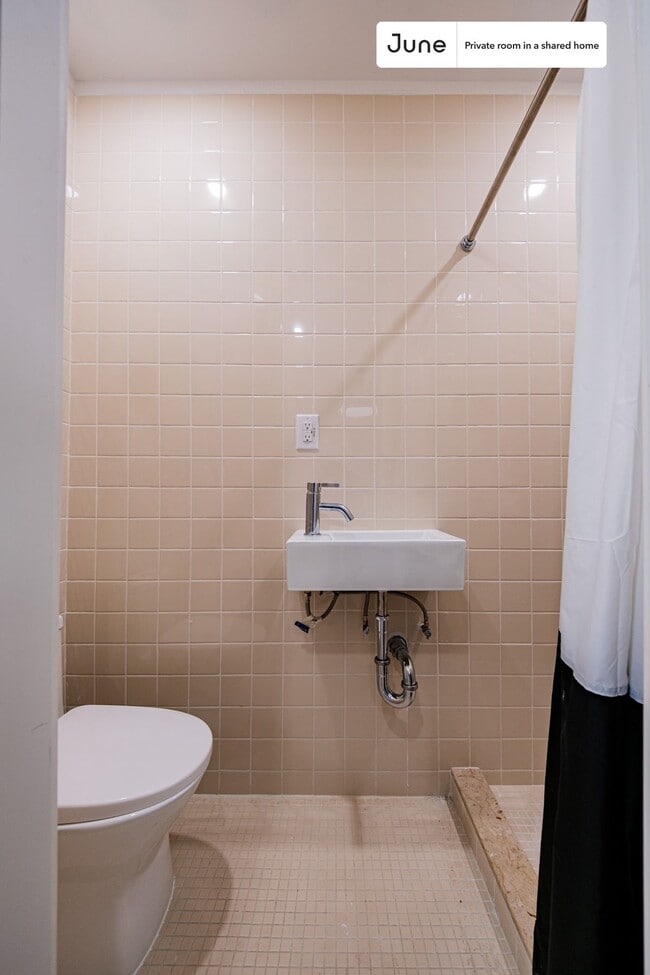 Building Photo - Room in Shared 4 bed/4 bath home