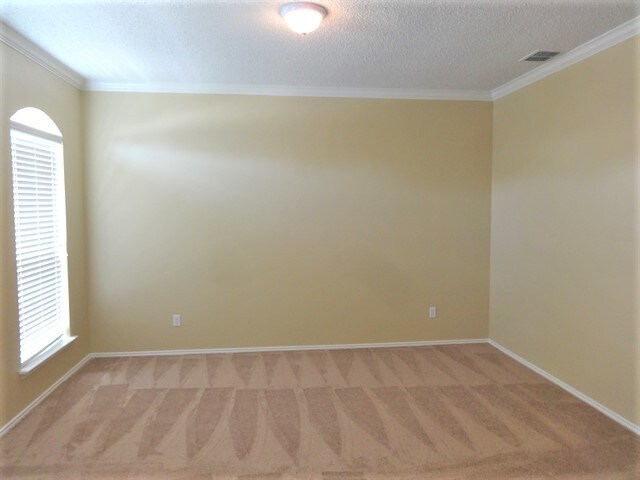 Building Photo - 817 Raintree Ln