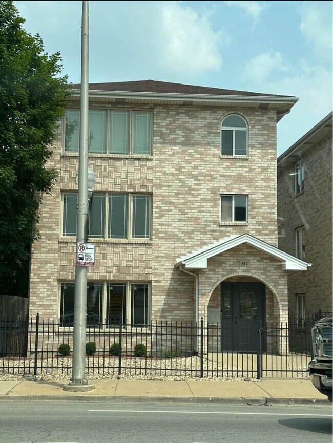 Foto del edificio - 5944 W 63rd St