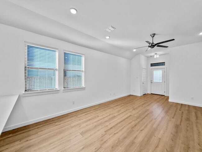 Building Photo - Stunning 3BR 2BA Home w/ In-Unit W/D • All Appliances • 2-Car Garage in Eastridge