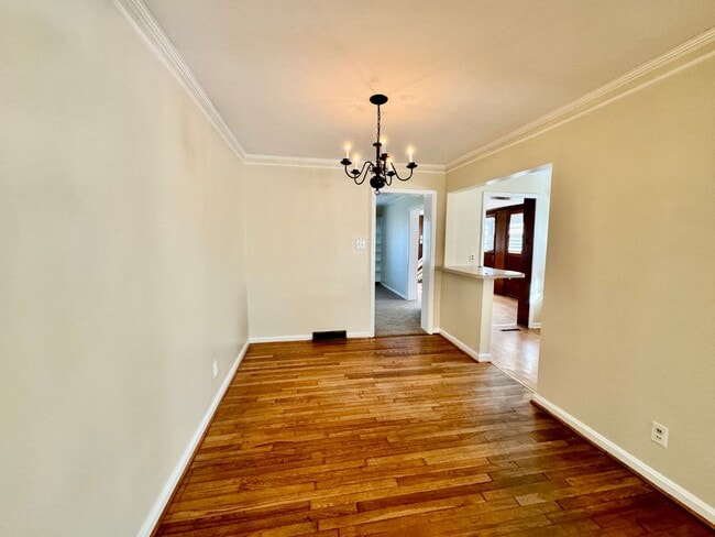 Building Photo - Cute 3 Bedroom Home in Versailles!
