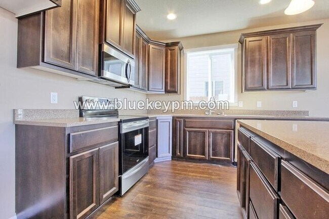 Building Photo - REDUCED $300! 3 Bed, 2.5 Baths Home with O...