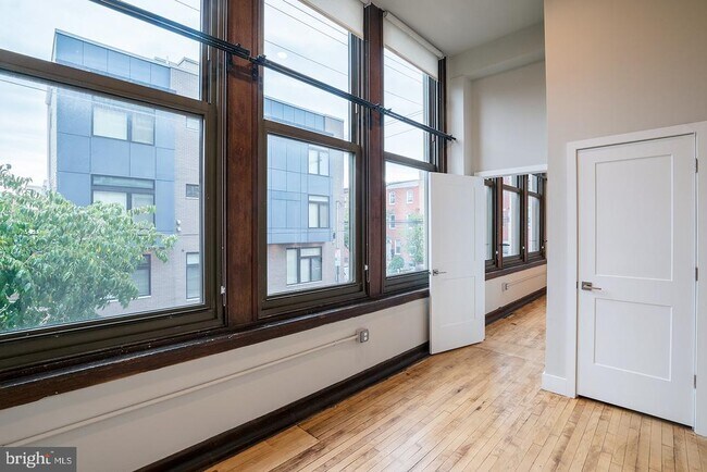 Building Photo - 1300 S 19th St