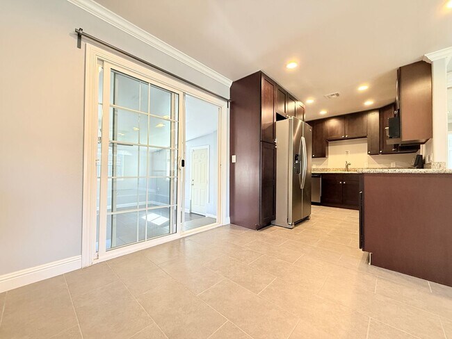 Foto del edificio - 6660 Charlesworth Ave