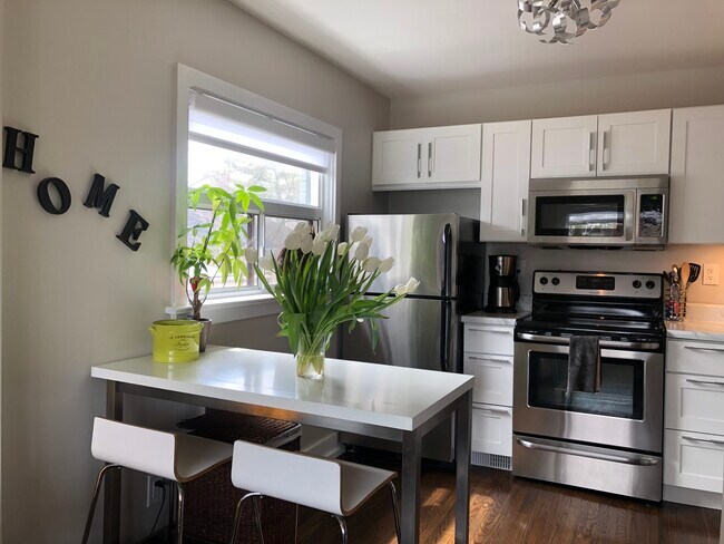 Building Photo - 597 Curzon Av