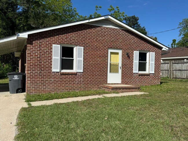 Foto del edificio - 3 Bedroom Brick Ranch Style Home