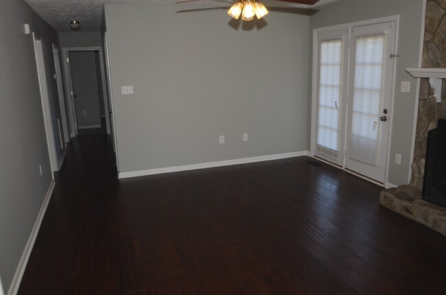 Building Photo - HUGE DETACHED GARAGE with 12' Door! 3 Bed/...