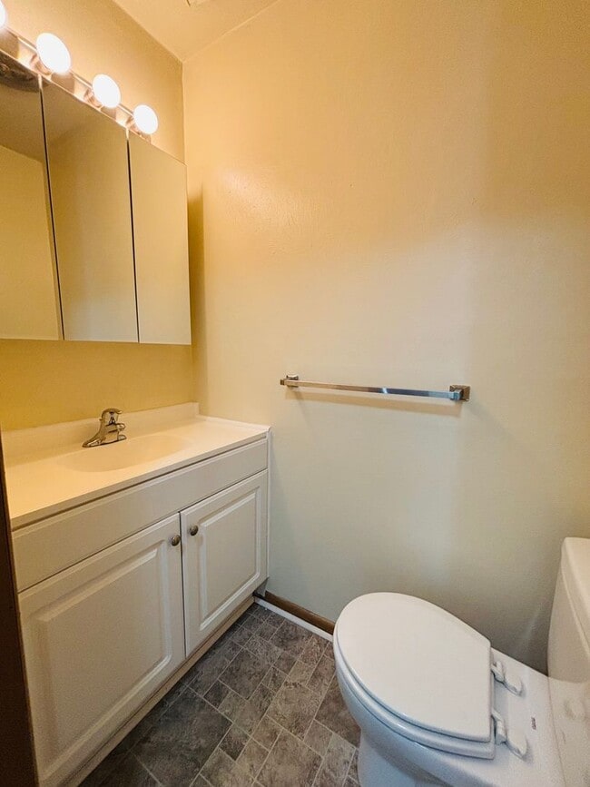 Building Photo - * RE-RENTAL AVAILABLE 1/7/26 * 2 Bedroom, 1.5 Townhouse