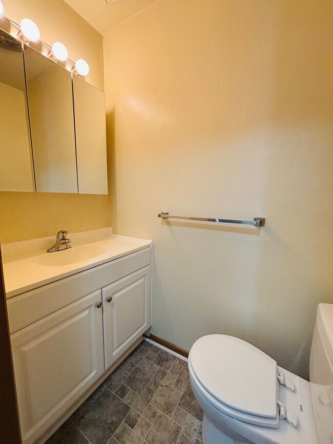 Foto del edificio - * RE-RENTAL AVAILABLE 1/7/26 * 2 Bedroom, 1.5 Townhouse