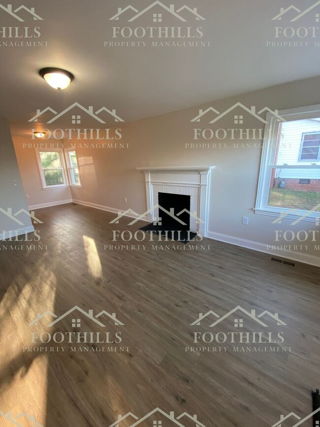 Building Photo - Fully Renovated 3-Bedroom Home - Walking D...