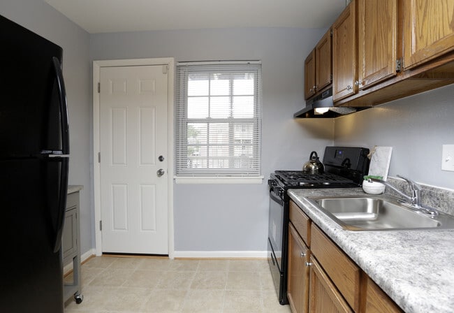 2BR, 1BA - 801 SF - Oakridge Manor Apartments