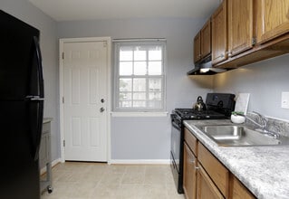 2BR, 1BA - 801 SF - Oakridge Manor Apartments