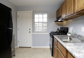 2BR, 1BA - 801 SF - Oakridge Manor Apartments