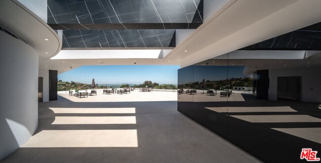 Foto del edificio - 9364 Beverlycrest Dr
