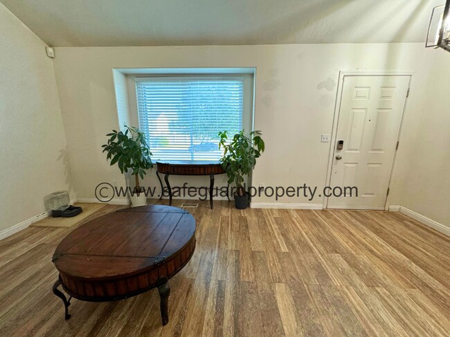Building Photo - Welcoming Multi-Level Home for Rent in Wes...