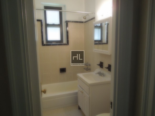 Building Photo - Spacious 1 bedroom apartment in Astoria