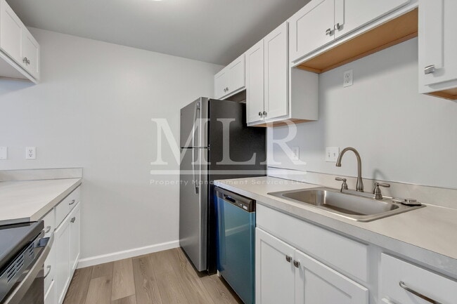 Building Photo - 1700 Lake Park Dr SW