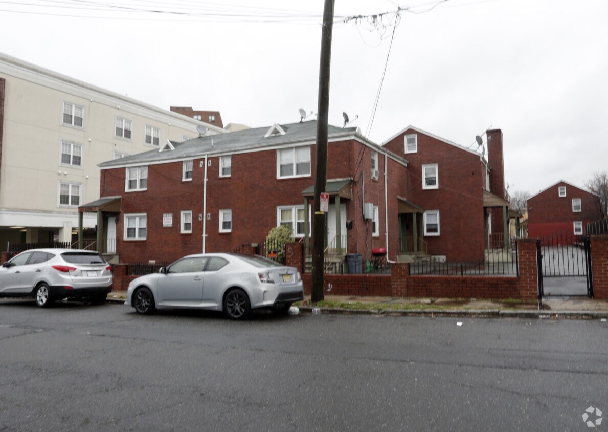 Building Exterior - 300 N Day St
