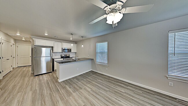 Building Photo - 2 Bed 2 Bath with a 1 Car Garage Duplex wi...