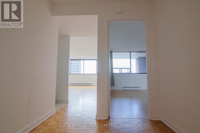 Photo du bâtiment - 914 Yonge St