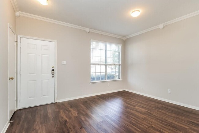 Building Photo - 910 Ballardwood Ct