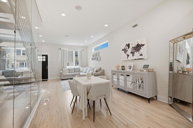 Building Photo - Detached Luxury 4BR/3B Retreat with Skyline Rooftop Deck, Wet Bars, Driveway & Massive Yard