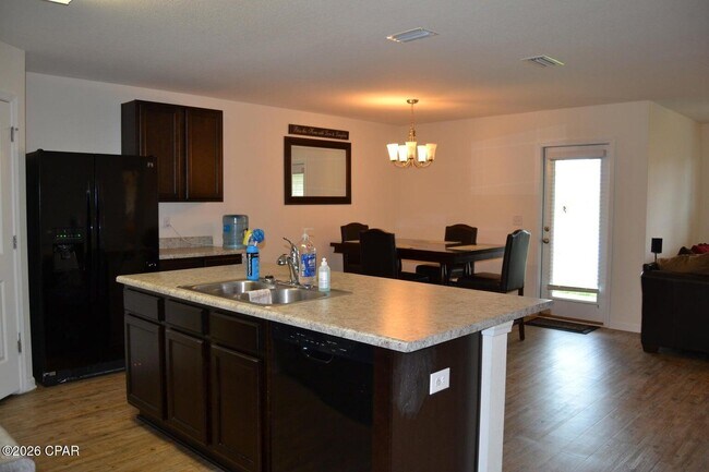 Foto del edificio - 7106 Riverbrooke St