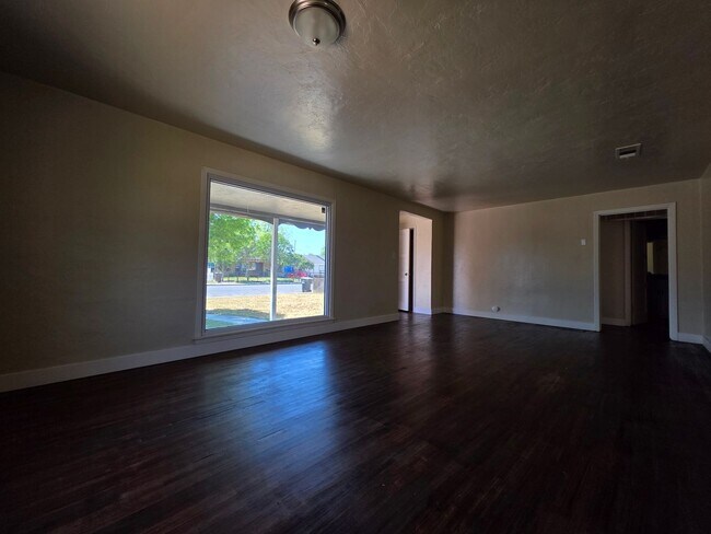 Building Photo - 112 W Feemster Ave
