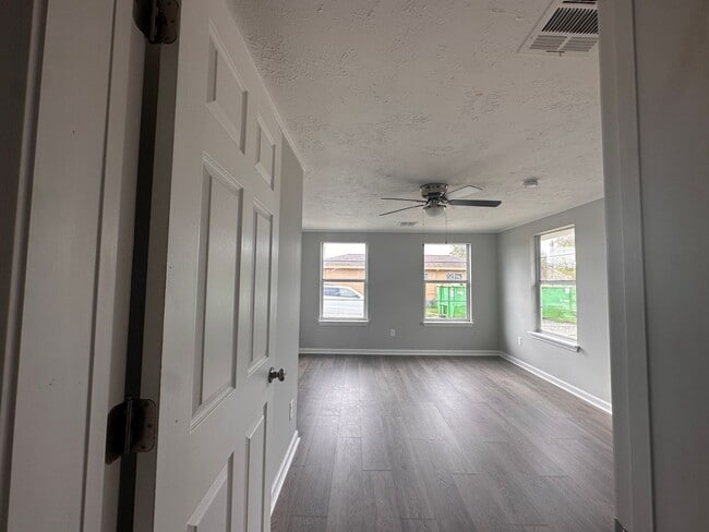 Building Photo - Cute 2/1!