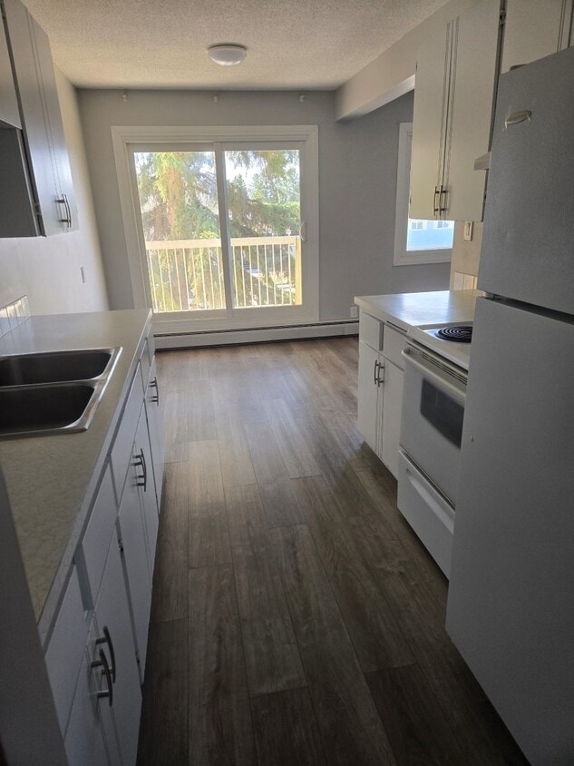 Primary Photo - 4507-344 44 Ave