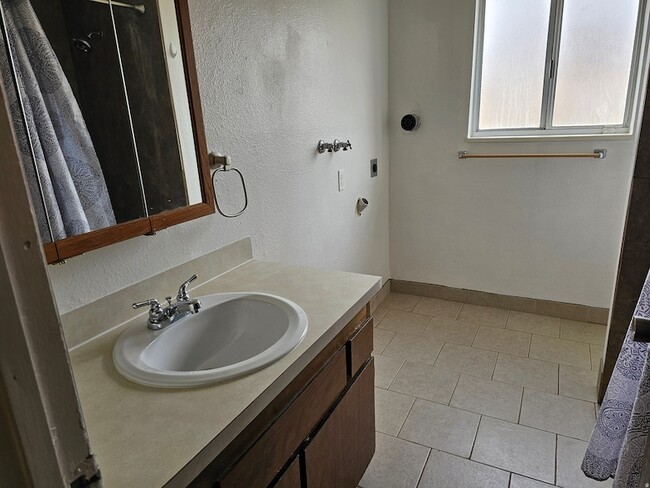 Building Photo - 215 N 400 W