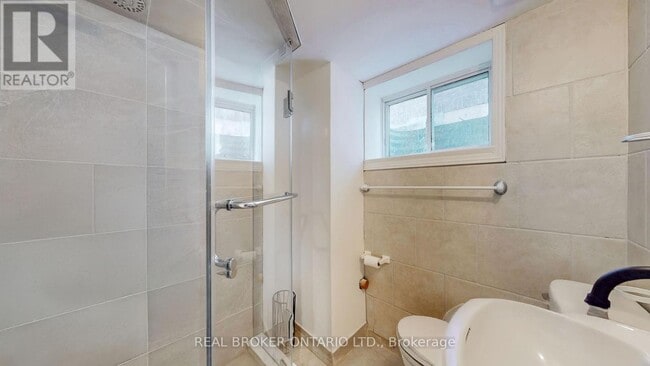 Building Photo - 164 William St