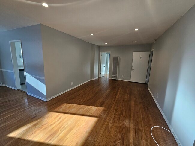 LR - 1227 S Holt Ave