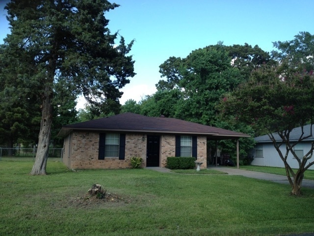 Building Photo - Cute 2 br 1 ba home for lease on corner lo...