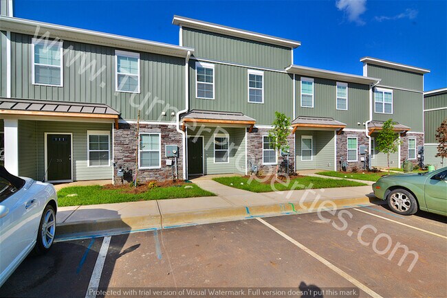 Building Photo - Awesome 2 BR Townhome w/ Granite Throughout