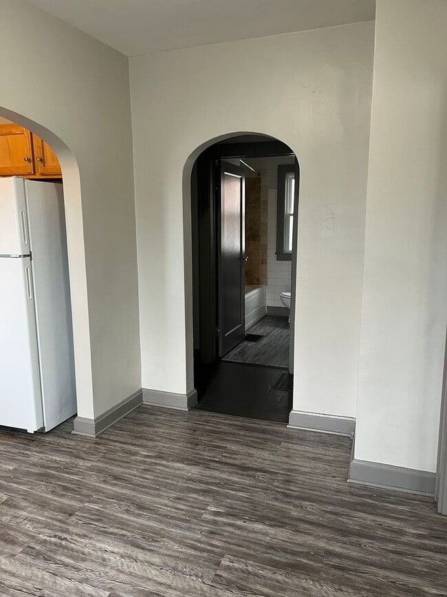 Building Photo - 4 Bedroom, 2 Bath East Side Near Universit...