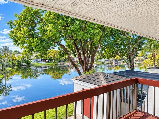 Foto del edificio - 3010 Lakewood Ln