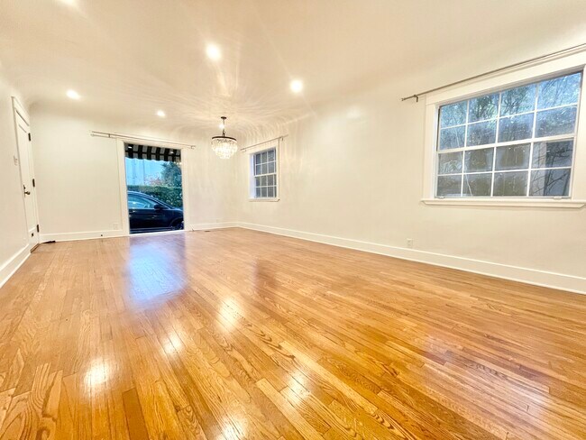 Building Photo - 1249 N Beachwood Dr
